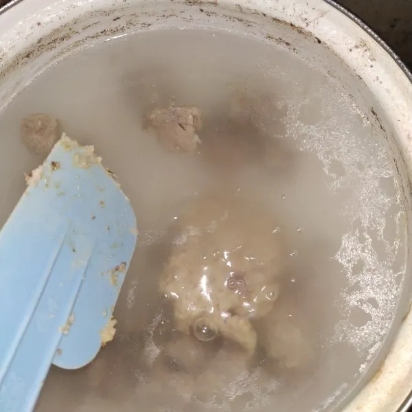 Masukkan bumbu ke panci isi kuah daging.