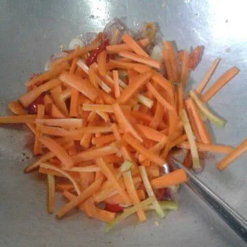 Masuk kan wortel aduk-aduk,tambahkan sedikit air masak sampai wortel layu.