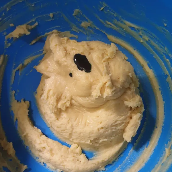 Setelah itu masukkan 1 sdt pasta pandan lalu uleni hingga tercampur rata dan kalis.