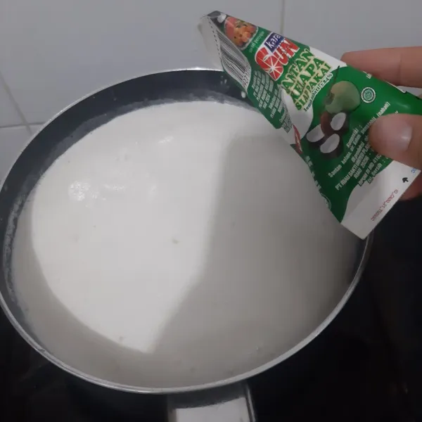 Setelah mendidih, masukan santan, perisa vanilla dan gula, aduk terus.