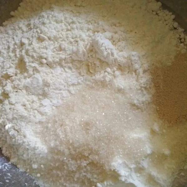 Dalam bowl aduk menjadi satu tepung terigu, tepung maizena, gula pasir, ragi instan dan garam.
