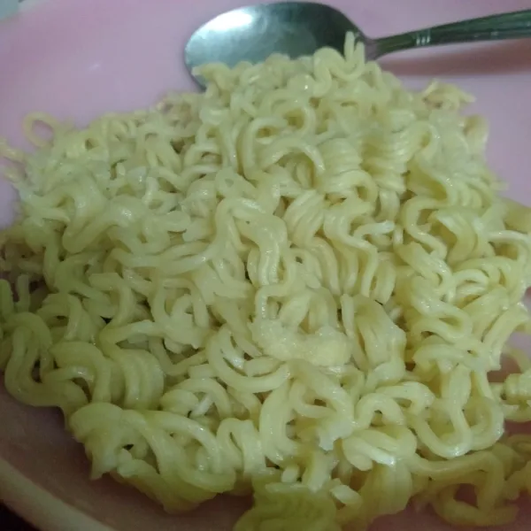 Rebus mie setengah matang, tiriskan.