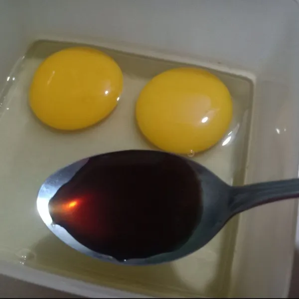 Siapkan telur dan tambahkan kecap asin. Kocok perlahan hingga tercampur antara putih dan kuningnya (jangan sampai berbusa).