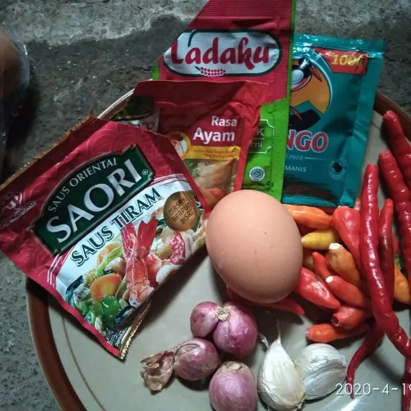 Iris bawang merah, bawang putih, cabe sehingga ukuran menjadi kecil-kecil.
