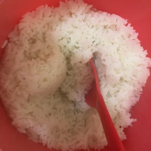 Siapkan 2porsi nasi putih hangat.