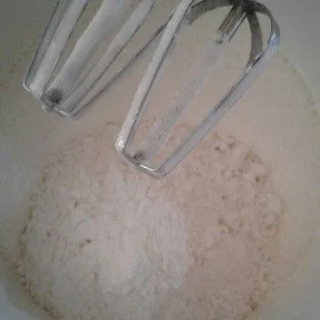 Masukkan susu cair dan tepung terigu, mixer dengan kecepatan rendah sampai rata.