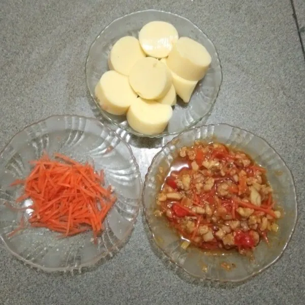Siapkan tofu 1 buah dipotong menjadi 6 bagian serta wortel parut dan adonan isi yang sudah ditumis.