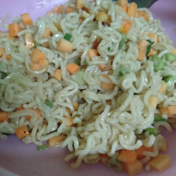 Test rasa. Potong sosis seperti membuat bunga sosis (belah 4 ujung sosis tanpa terputus).