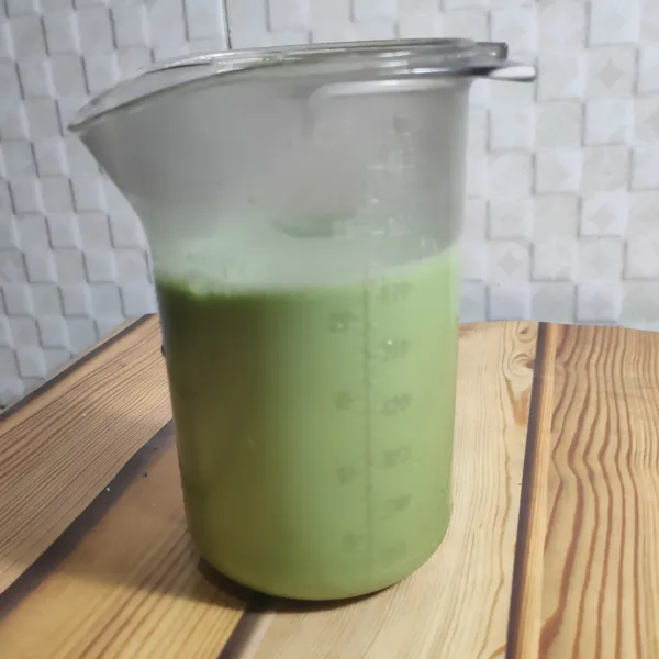 Blender 6 lembar daun pandan + 5 lembar daun suji + 300 ml air, kemudian saring dan ambil airnya sebanyak 200 ml, kemudian campurkan dengan 400 ml santan kental.