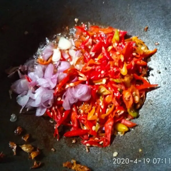 Tumis cabe, bawang merah, bawang putih yang telah diiris kedalam wajan, tumis sampai baunya harum.