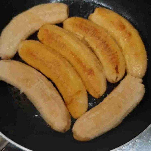 Panaskan wajan, olesi pisang dengan mentega kemudian bakar di teflon hingga kecoklatan.