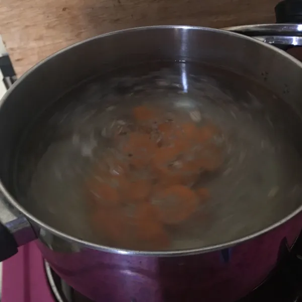 Siapkan panci, panaskan air hingga mendidih. masukan wortel yang sudah di potong, tunggu hingga empuk.
