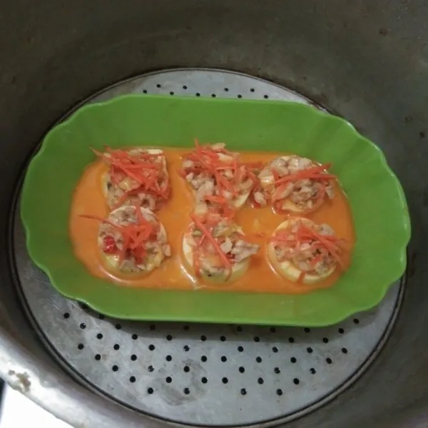Hiasi tofu dengan adonan dan sisa adonan dibaluri di piring. Kukus sekitar 10 menit dengan api kecil. Setelah itu siap untuk disajikan.