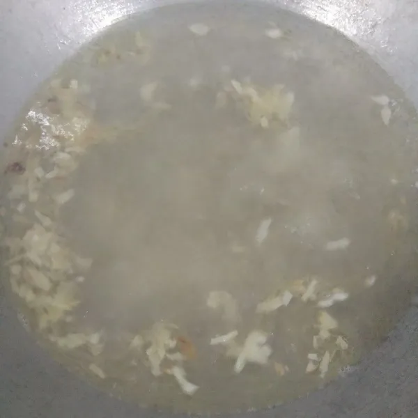 Tumis bawang putih sampai harum kemudian masukkan air. Tambahkan garam, lada, minyak wijen dan kaldu.