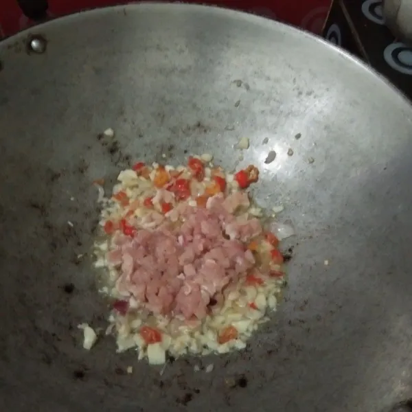Tumis bawang merah, bawang putih, dan cabe hingga harum, lalu tambahkan daging cincang.