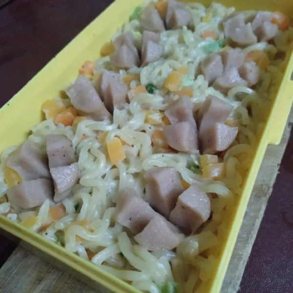 Setelah matang, diamkan sebentar. Keluarkan dari wadah kemudian potong-potong. Sajikan dengan saus cocolan atau mayonaise.