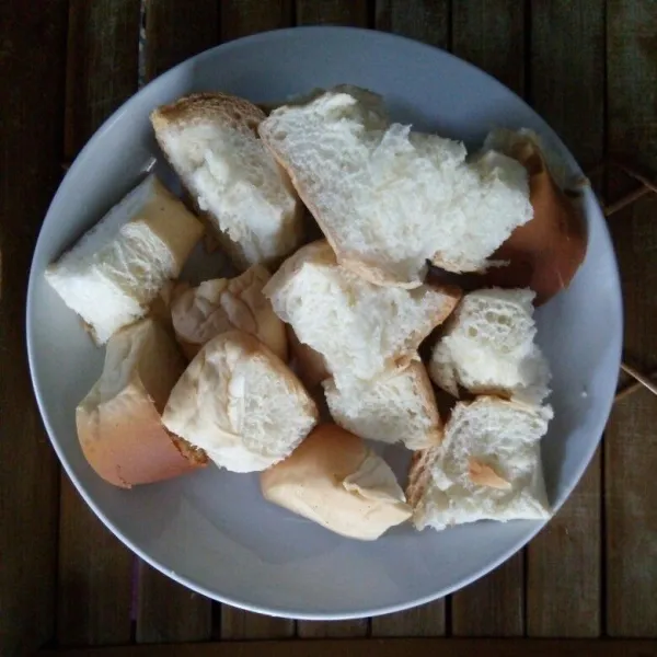 Potong-potong sesuai selera roti tawar (saya pakai roti tawar kasur).