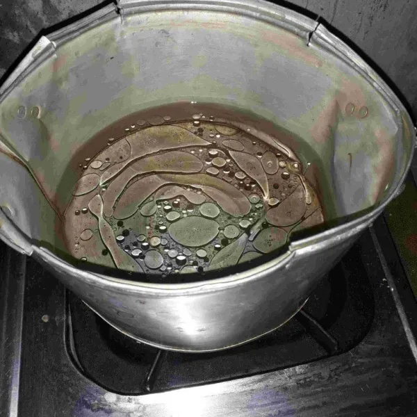 Jika sudah panaskan air dan tuang 1 sdm minyak agar saat merebus mie tidak lengket.