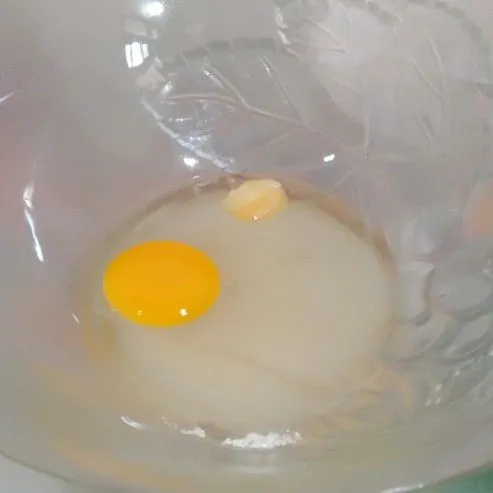 Masukkan dalam wadah telur, gula, SP, dan ovalet kemudian mixer kecepatan tinggi.