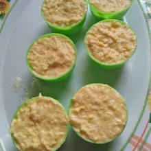 Masukkan dalam cetakan.