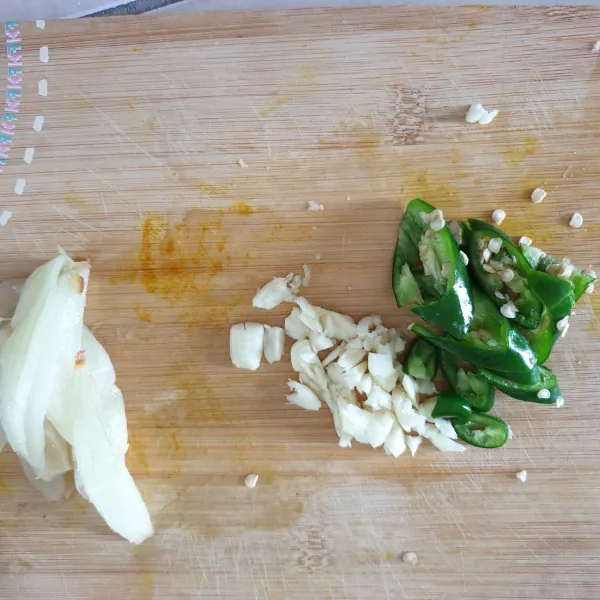 Potong bawang bombay, bawang putih dan paprika/cabai hijau.