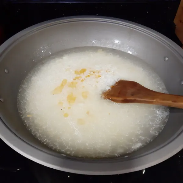 Masukkan kaldu ayam, lalu beri garam, kaldu jamur dan 2 sdm minyak wijen. Masak hingga 3/4 matang menjadi nasi aron .