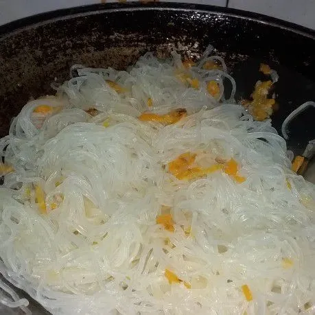 Masukkan bihun dan beri bumbu seperti merica, garam 1/2 sdt dan kecap asin.