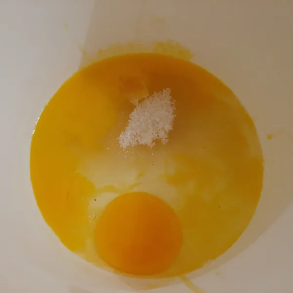 Panaskan kukusan, dalam wadah campurkan telur dan gula pasir.