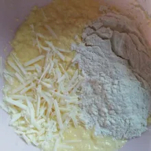 Campur jagung, tepung serbaguna, keju parut dan garam.
