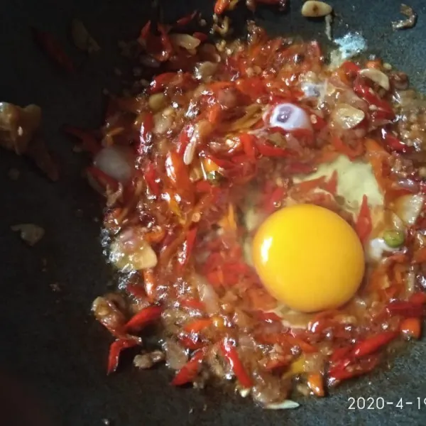 Masukkan telor, orak arik telor.