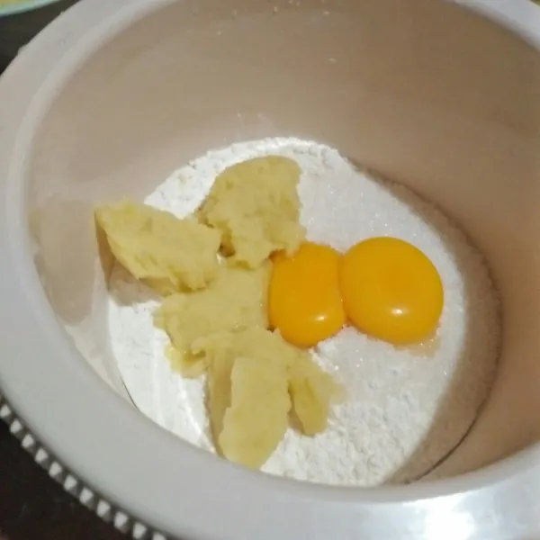 Kemudian, masukkan kentang yang sudah lembut dan kuning telur.