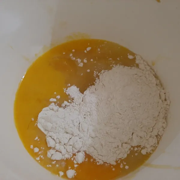 Tambahkan tepung terigu, tepung maizena yang sudah diayak, tambahkan SP. Kocok hingga mengental dan mengembang.