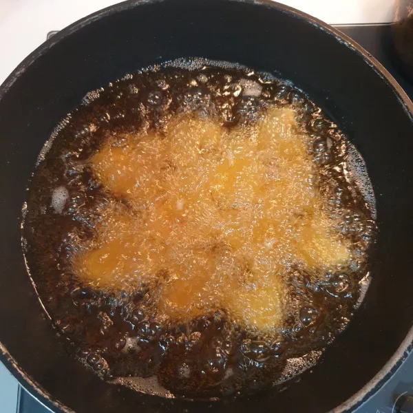 Panaskan minyak goreng, goreng nugget sampai berwarna kuning keemasan. Angkat dan tiriskan.