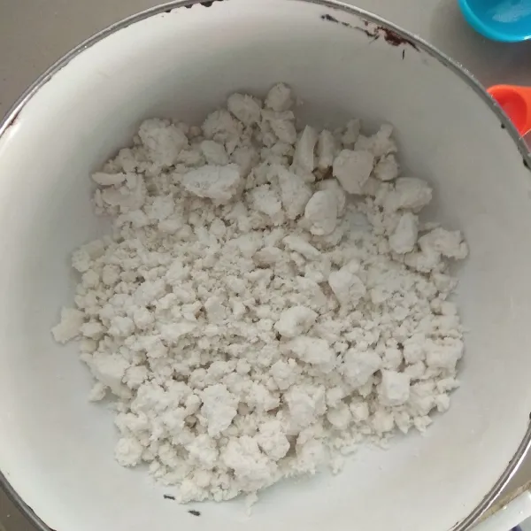 Tambahkan garam, lalu tuang air sedikit-sedikit secara bertahap, ini untuk menyatukan tepung, tuang hingga adonan mengental tapi tidak lembek.