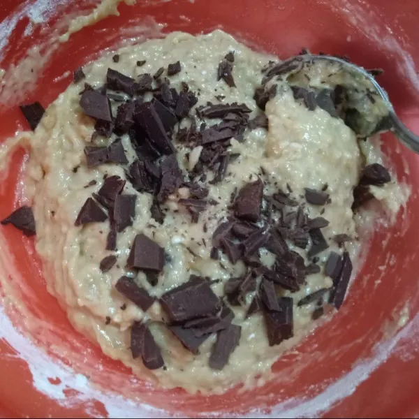 Terakhir masukkan potongan coklat ke dalam adonan, kemudian tuang ke dalam cetakan yang sudah dilumuri mentega dan tepung.