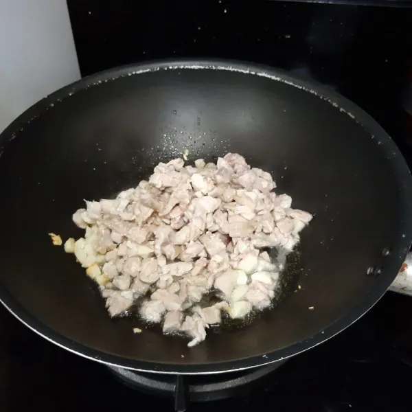 Tumisan ayam: tumis 5 siung bawang putih hingga harum, lalu masukan ayam, aduk-aduk.