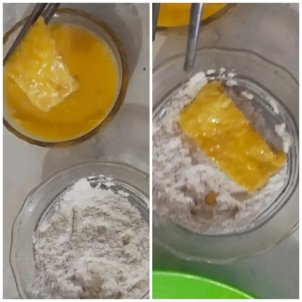 Celupkan irisan telur ke dalam telur kemudian tepung sambil ditekan pelan-pelan (agar tepung menempel pada telur).