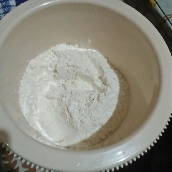 Siapkan tepung terigu, masukkan gula pasir, garam, susu bubuk.