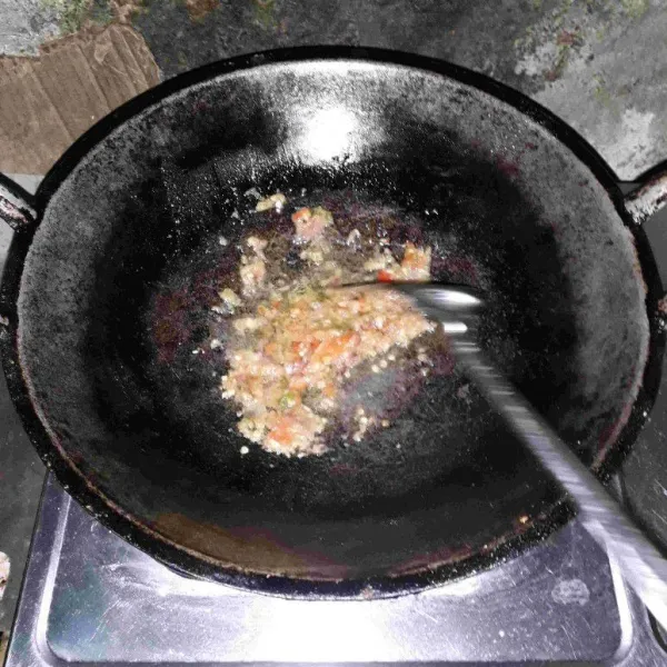 Jika mie sudah masak, panaskan wajan, tuang 1 sdm minyak lalu masukkan bumbu yang sudah diuleg lalu ditumis sampai wangi.