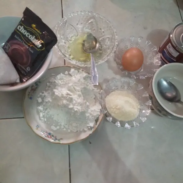 Siapkan bahan-bahan yang akan dimasak.