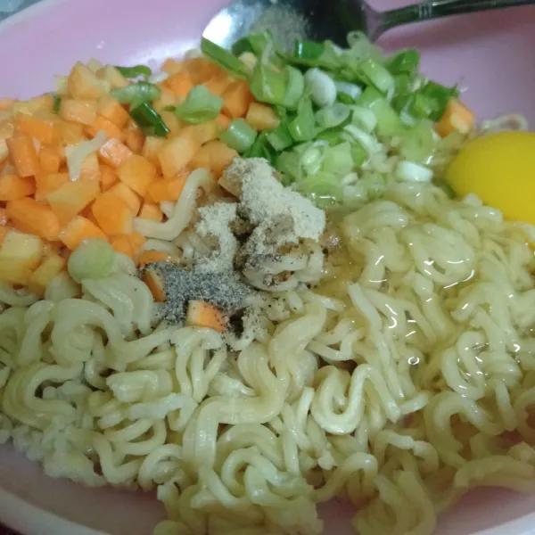Campur semua bahan kecuali sosis.