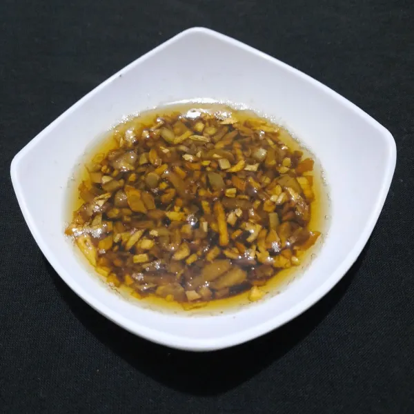 Campur minyak bawang dengan 2 sdm kecap asin dan kaldu jamur secukupnya. Aduk rata.