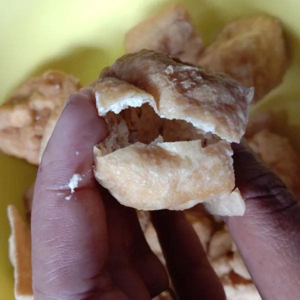 Potong salah satu sisi tahu dengan gunting