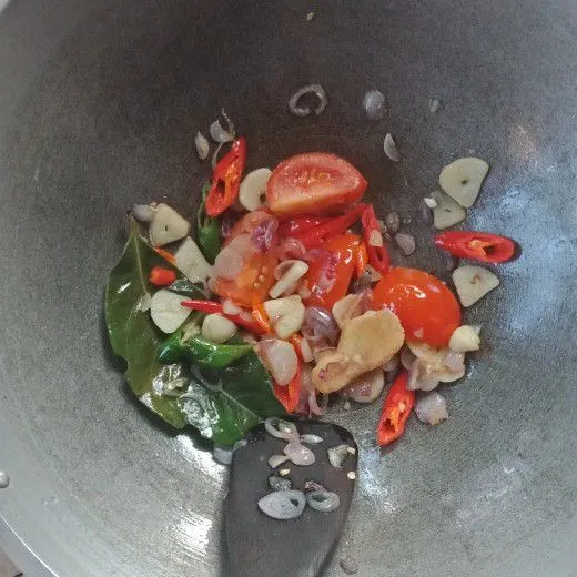 Tumis semua bumbu sampai layu