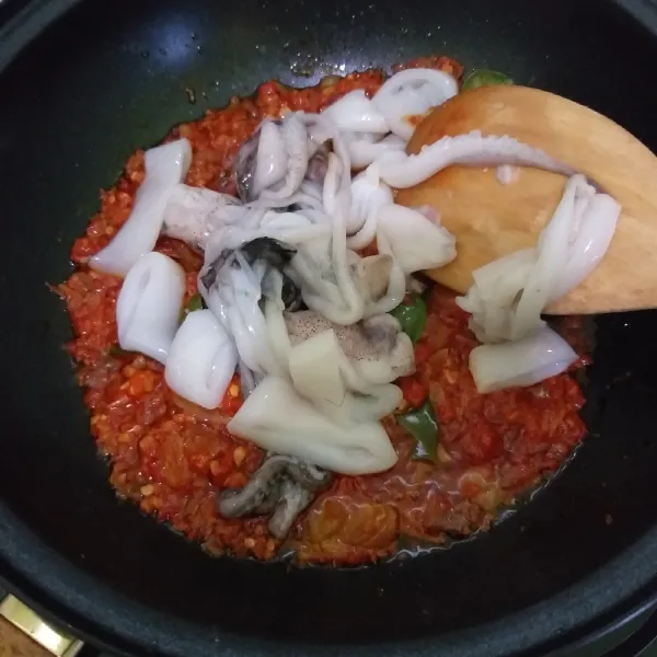 Tambahkan cumi-cumi potong, aduk cepat sampai cumi kaku. Besarkan api