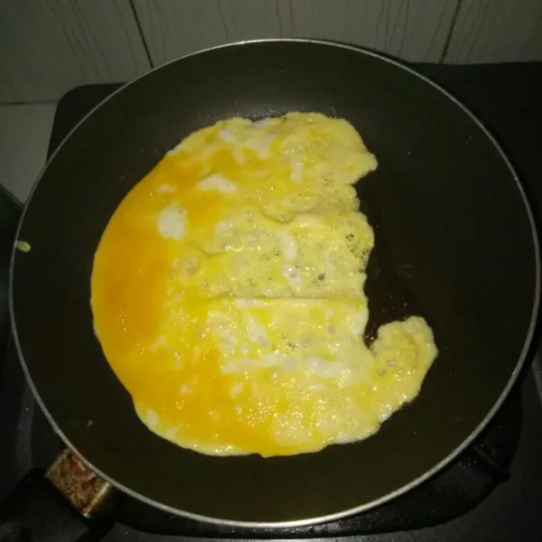 Kocok lepas telur dan garam. Siapkan pan,panaskan minyak kemudian dadar. Balik jika bagian bawah sudah matang. Angkat