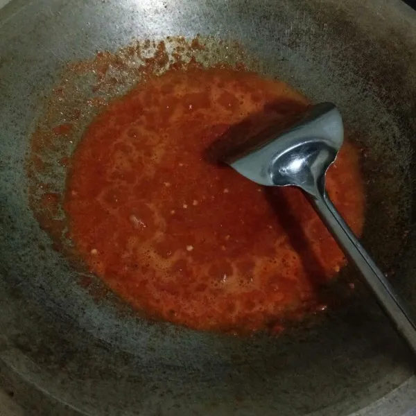 Lalu tuang bumbu halus ke dalam wajan tadi, tumis bumbu hingga benar-benar matang