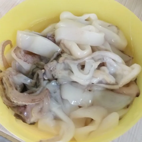 Bersihkan cumi, kupas kulitnya dan buang tulang nya. Potong-potong dan bilas sampai air bilasan bersih