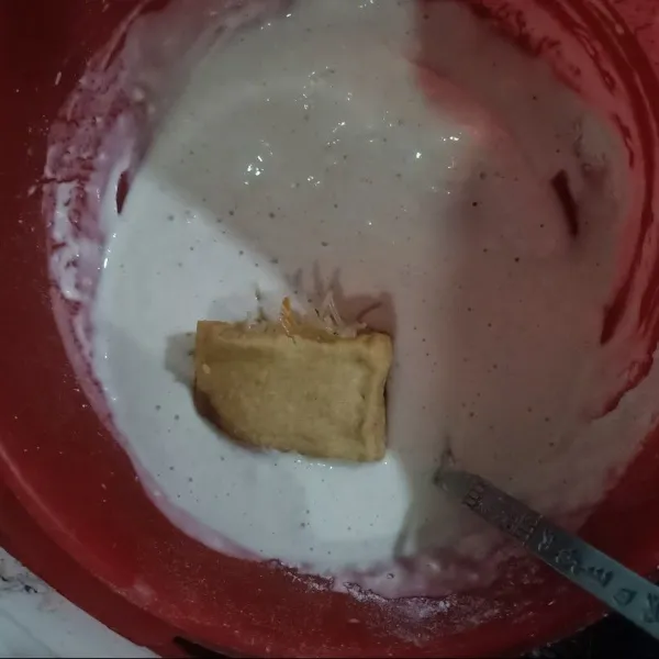 Larutkan terigu dan air serta tambahkan sejumput garam. Aduk rata, pastikan adonan cukup kental untuk menyelimuti seluruh bagian tahu