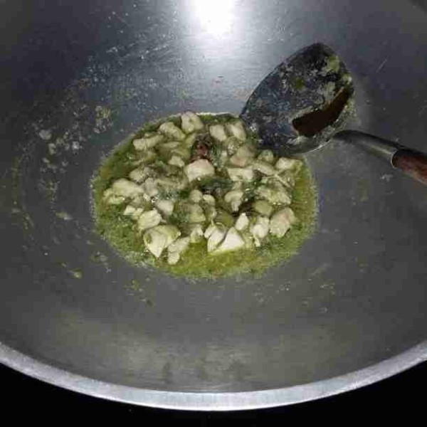 Aduk-aduk hingga bumbu tercampur rata. Masak hingga air menyusut dan keluar minyak. Matikan api